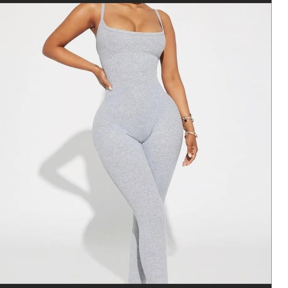 Fashion Nova Neila Ribbed Jumpsuit Heather Grey Medium Sleeveless Scoop Neck NEW - Picture 1 of 8